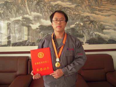20171107山東宏康機(jī)床職工魏超榮獲“全國(guó)優(yōu)秀農(nóng)民工”榮譽(yù)稱(chēng)號(hào).jpg